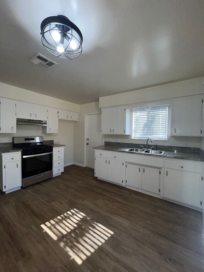 Foto del edificio - Recently remodeled home! Just listed!