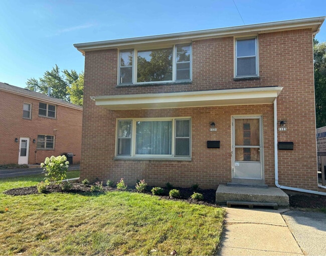 Building Photo - 1121 Summit Ave