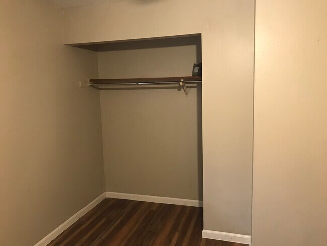 Building Photo - 1539 Jermain Dr