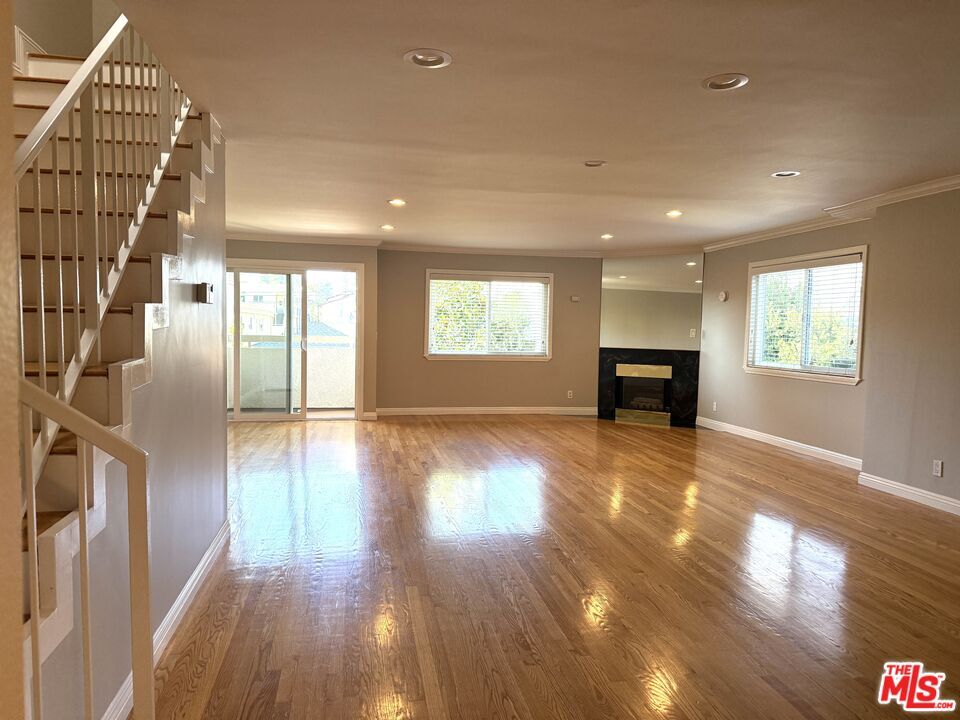 Foto del edificio - 310 E Providencia Ave