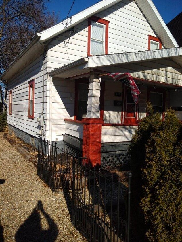 Primary Photo - 4 Bedroom, 1 bath house Kent OH