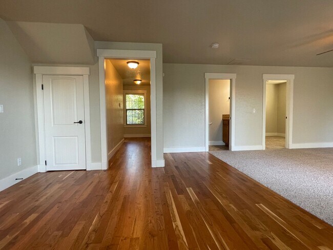 Foto del edificio - Beautiful and roomy 4bd 2.5ba home in Saddlebrook Subd. just off Star Rd.