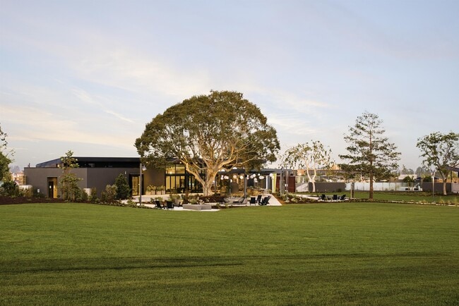 Building Photo - 810 Beacon