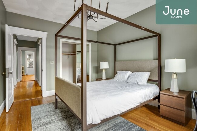 Foto del edificio - ROOM ONLY in 3-bed/2.0-bath Home