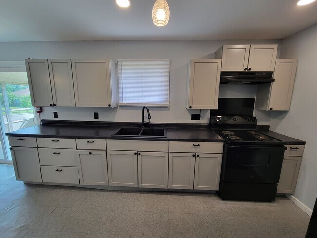 Foto del edificio - 3 bed, 1 bath, Close to South Bend Airport