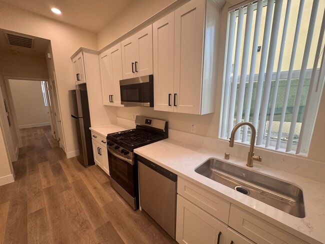 Photo - 1015 W 21st St Apartment