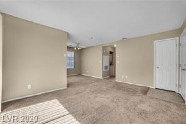 Foto del edificio - COZY 1 BED + 1 BATH FIRST FLOOR CONDO UNIT