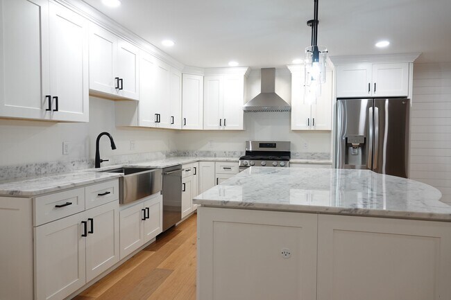 Building Photo - 4 Mill Pond LN