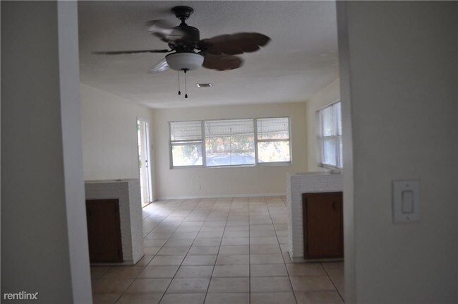 Building Photo - 2 br, 2 bath Apartment - 1921 Monroe St