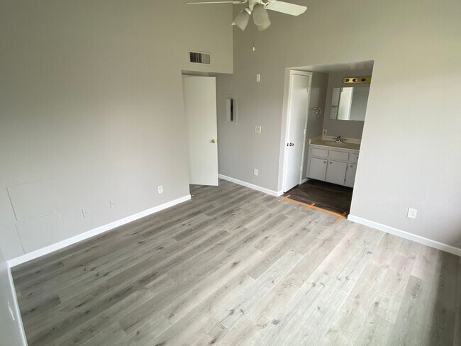 Foto del edificio - 3 Bedroom 2.5 Townhouse with Brand New Kit...