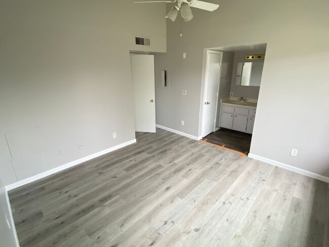 Building Photo - 3 Bedroom 2.5 Townhouse with Brand New Kit...