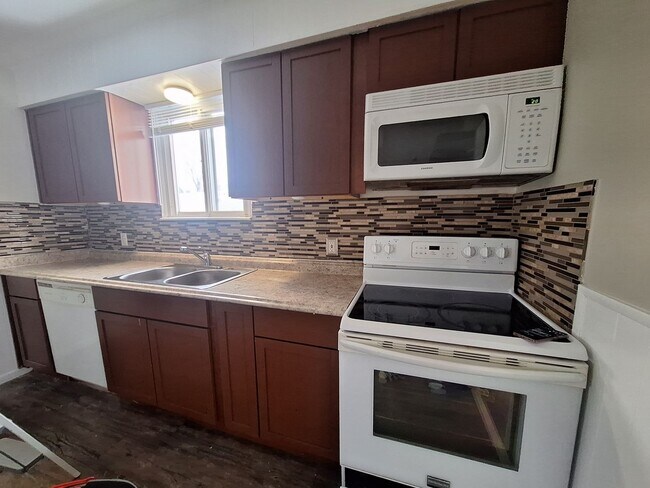 Building Photo - Charming 3 bedroom bungalow freshly updated