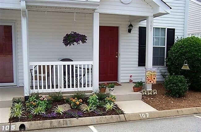 Building Photo - Adorable 2BR/2.5BA townhouse located in de...