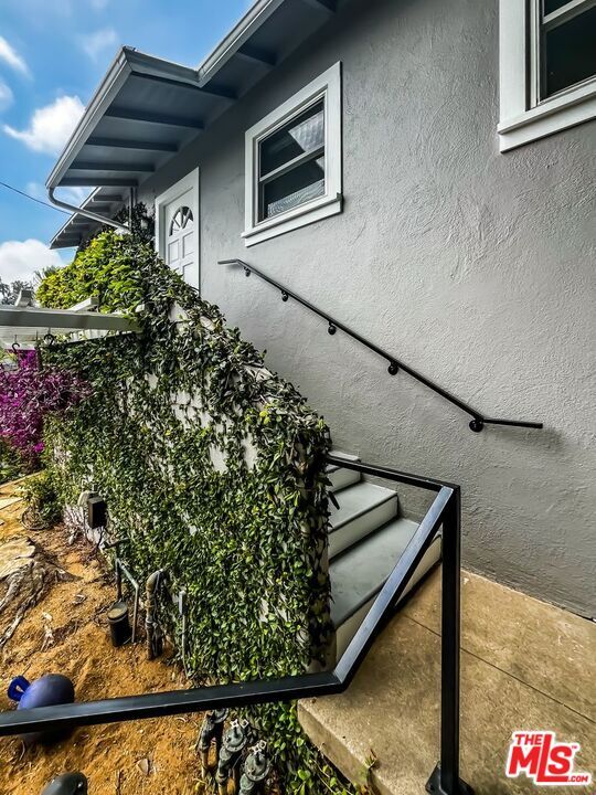 Building Photo - 1233 Ozeta Terrace