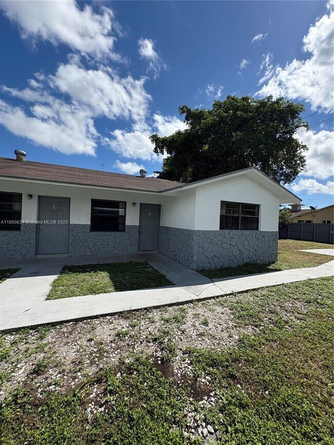 Building Photo - 4120 SW 19th St