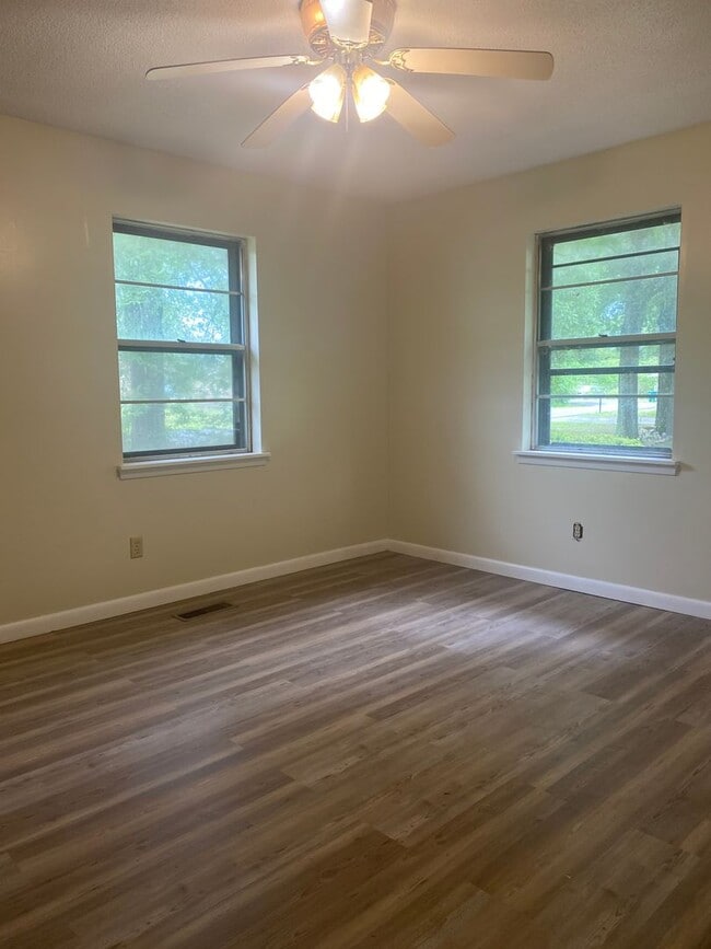 Building Photo - 3 Bedroom 1 1/2 Bath