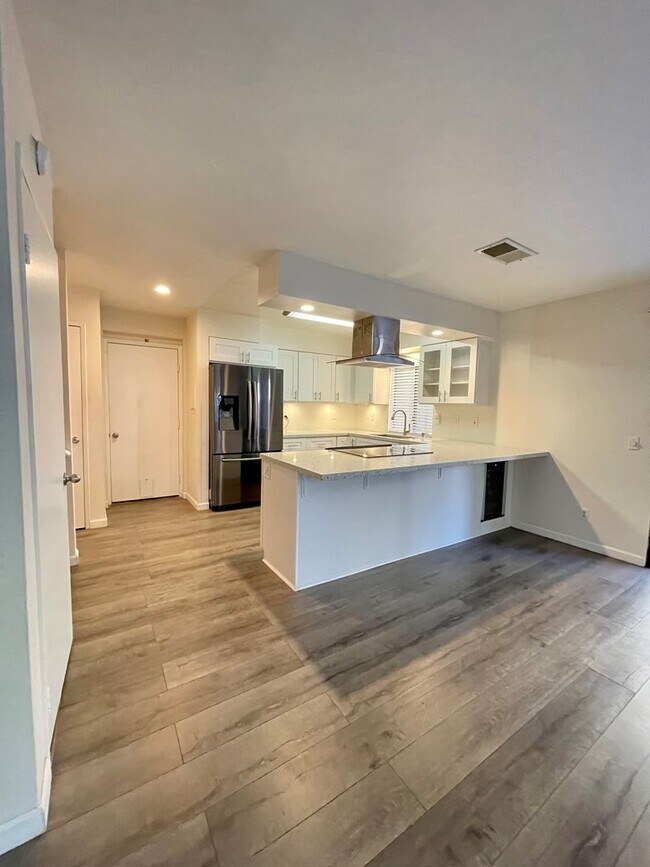 Foto del edificio - Gorgeous 3 Bedroom Condo with Garage in Ch...