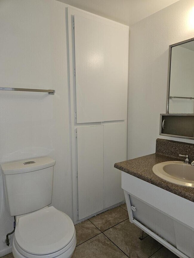 Building Photo - 3 Bedroom 1.5 Bath with Covered Parking