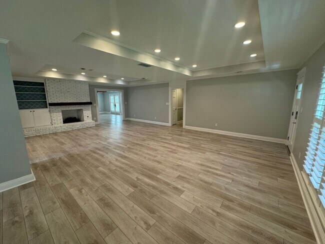 Building Photo - Gulf Breeze Proper - 5 bedroom, 3.5 bathro...