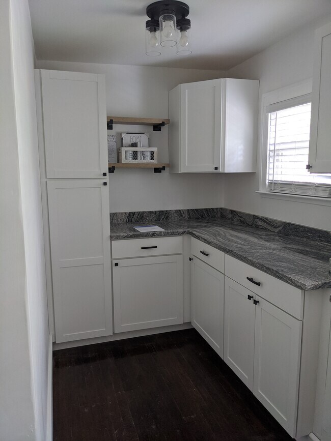 La cocina y el baño tienen la misma distribución que la unidad superior. - 625 Hawthorn Ave