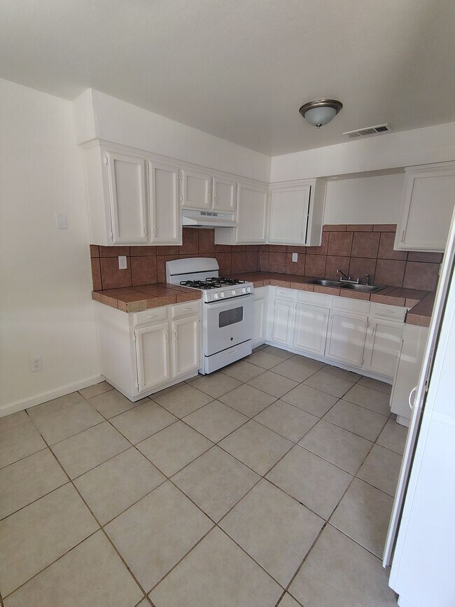 Building Photo - 2 Bed / 1 Bath – Gated Unit with Private Patio | Bakersfield