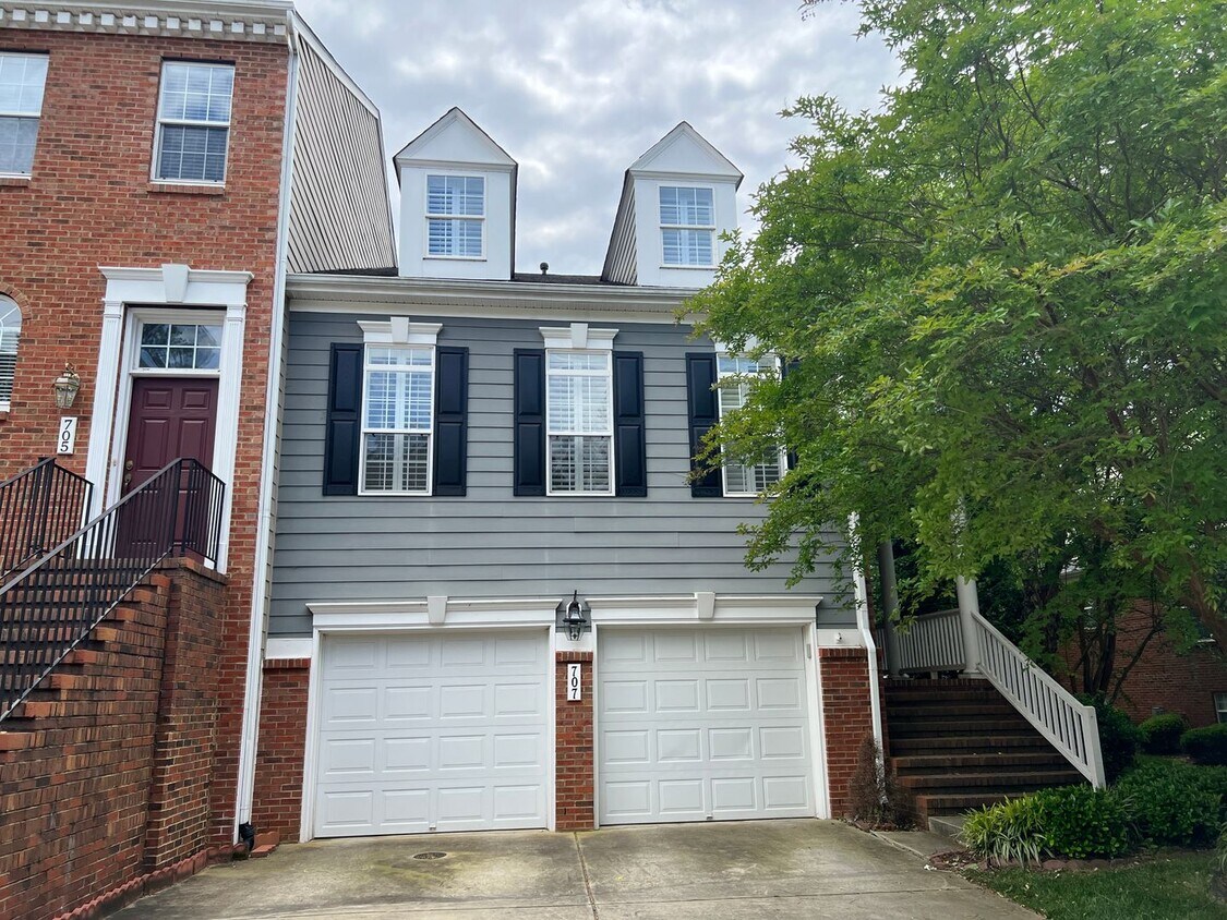Primary Photo - Spacious 3 Bed | 3.5 Bath End Unit Townhom...