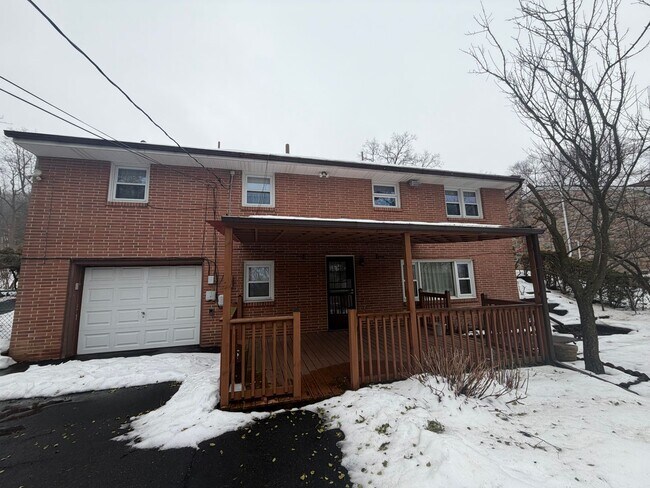 Foto del edificio - Charming Reading 3/4 BR Home For Rent with lots of Character