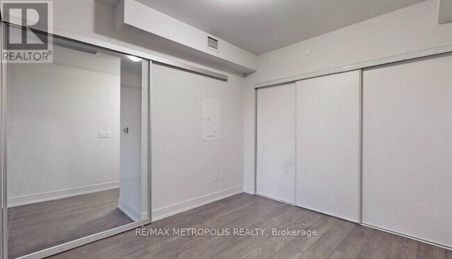 Photo du bâtiment - 2550-2550 Simcoe St N