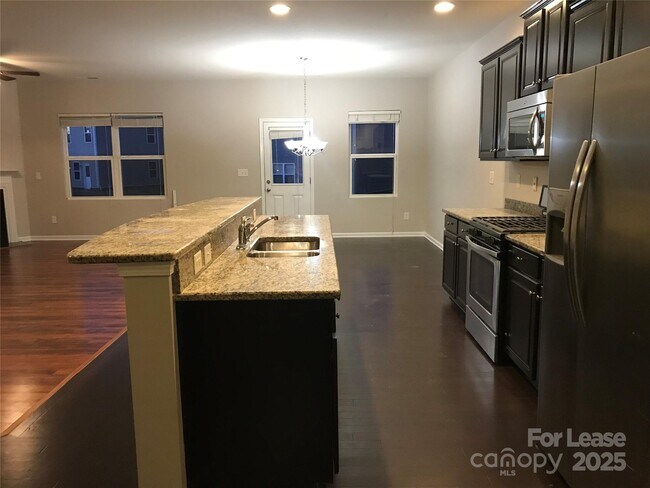 Foto del edificio - 1004 Sunflower Ln