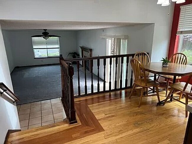 Foto del edificio - 4BR/4BA Updated Home with Finished Basement Suite & Landscaped Yard