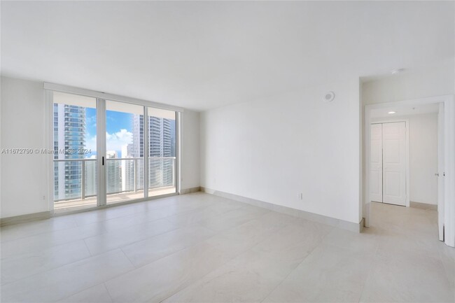 Building Photo - 1155 Brickell Bay Dr