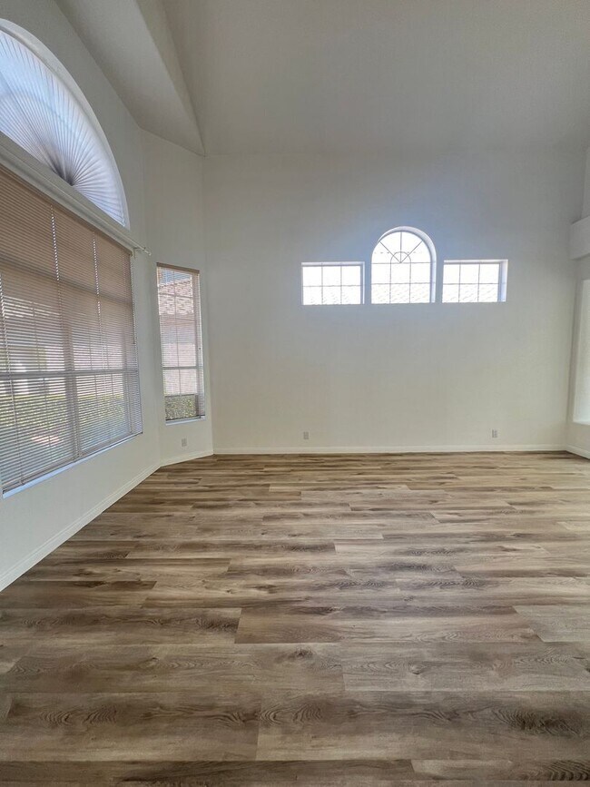 Building Photo - Gated 4 bedroom with a bonus room in Summe...