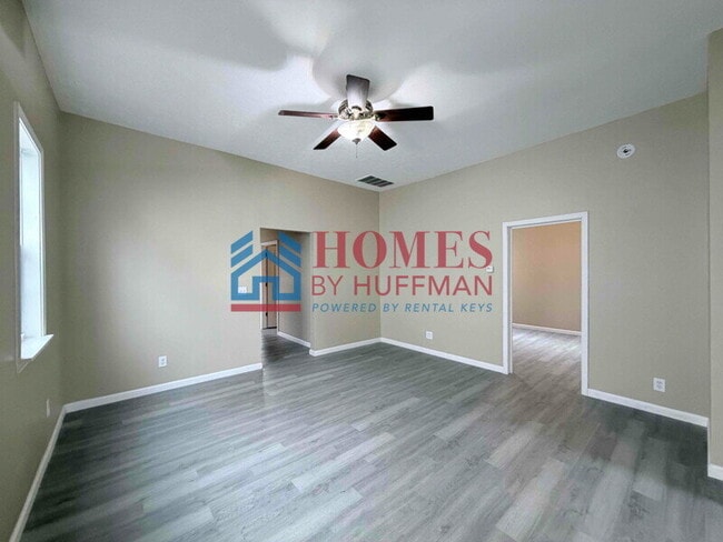Building Photo - Three Bedroom House | Move-in Ready!