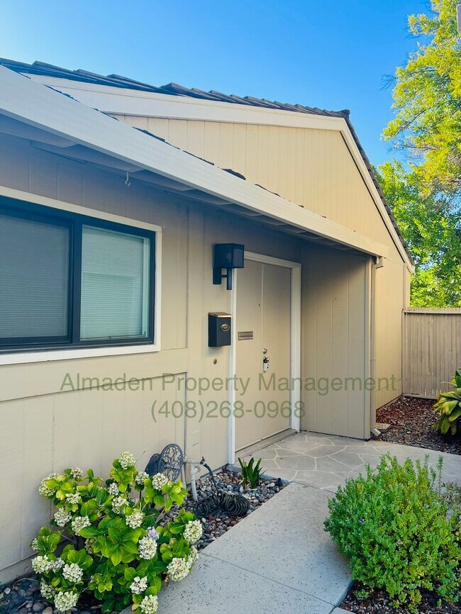 Foto del edificio - Remodeled Almaden Townhome next to Foothil...