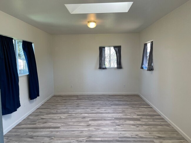 Building Photo - Cute and Quaint One bedroom in Petaluma. P...