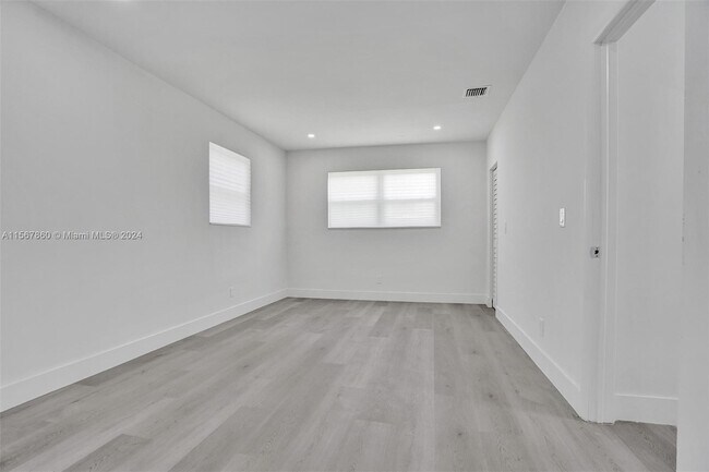 Foto del edificio - 1041 NE 169th St