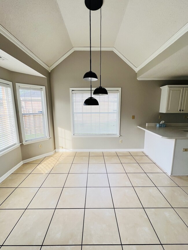 Building Photo - Huge 4 bedroom home For Rent