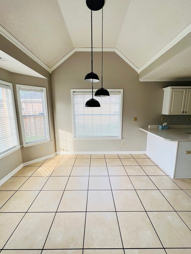 Foto del edificio - Huge 4 bedroom home For Rent