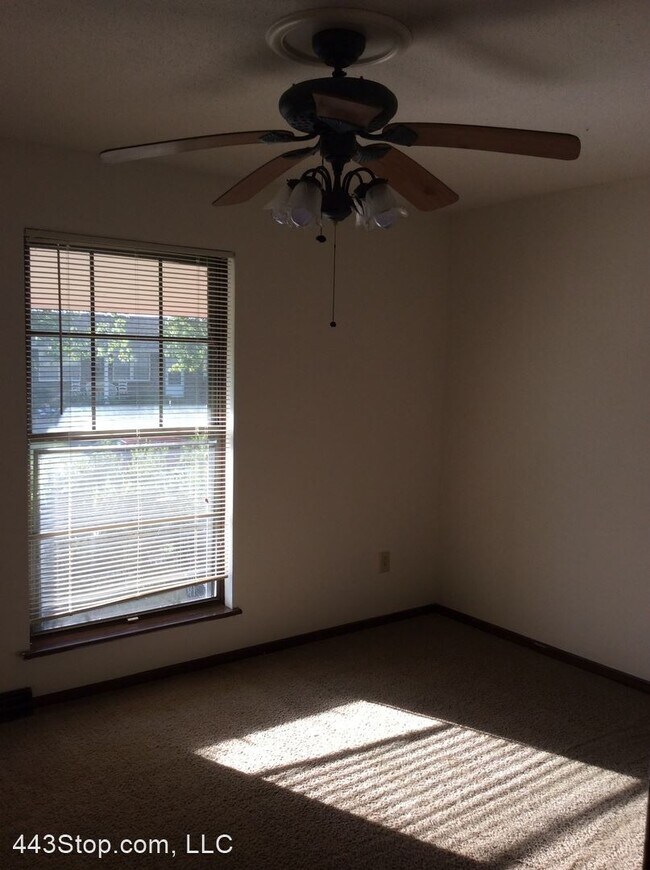 Building Photo - 1456 S Sonora Dr