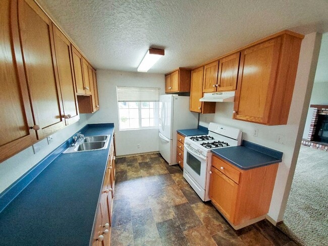 Building Photo - Pet-friendly home with a great yard and large deck!