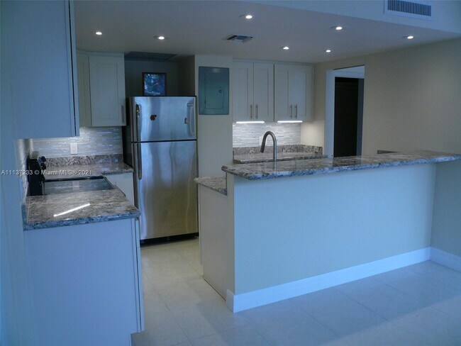 Building Photo - 6488 Miami Lakes Dr