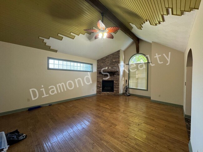 Building Photo - 3 Bedroom / 2 Bath - Golden Acres Subdivis...