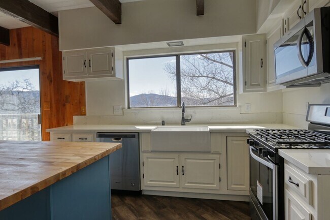 Foto del edificio - 24450 Willow Pass Dr