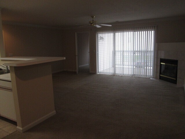 Building Photo - Spacious Second Floor Apartment with Balcony