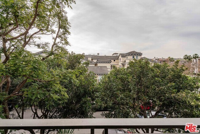 Foto del edificio - 6400 Crescent Prk E