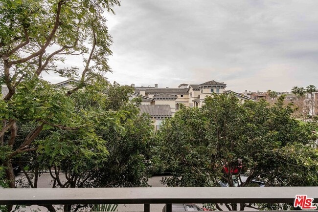 Building Photo - 6400 Crescent Prk E