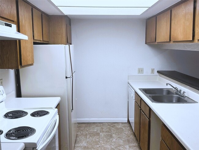 Building Photo - 2820 S Bartell Dr