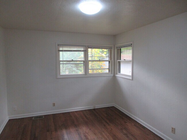 Building Photo - Three Bedroom Home in the Hills of South S...