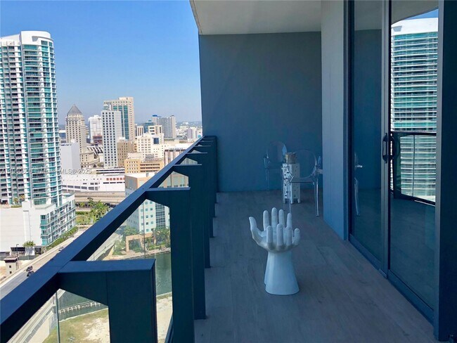 Foto del edificio - 68 SE 6th St