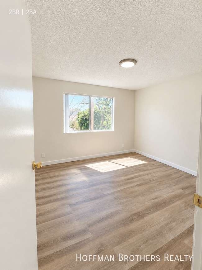 Building Photo - 221 W Elm Ave